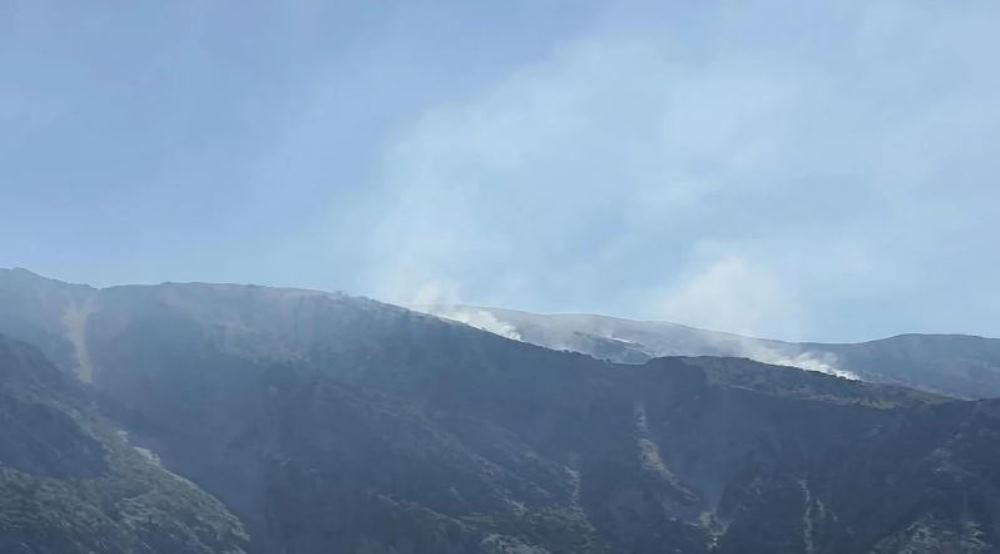 Zjarri prej 3 ditesh ne malin e Cikes, Prefekti i Vlores: Situata nuk perben rrezik